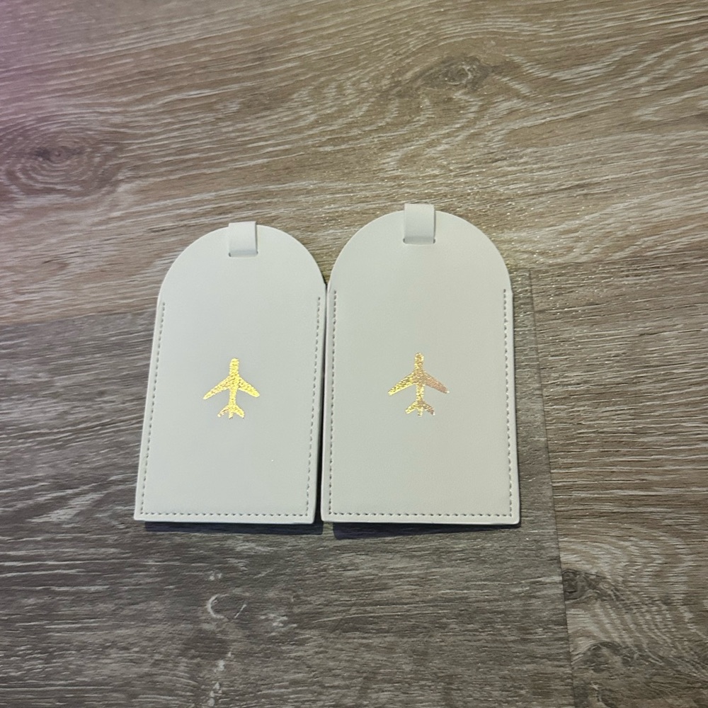 2 luggage tags